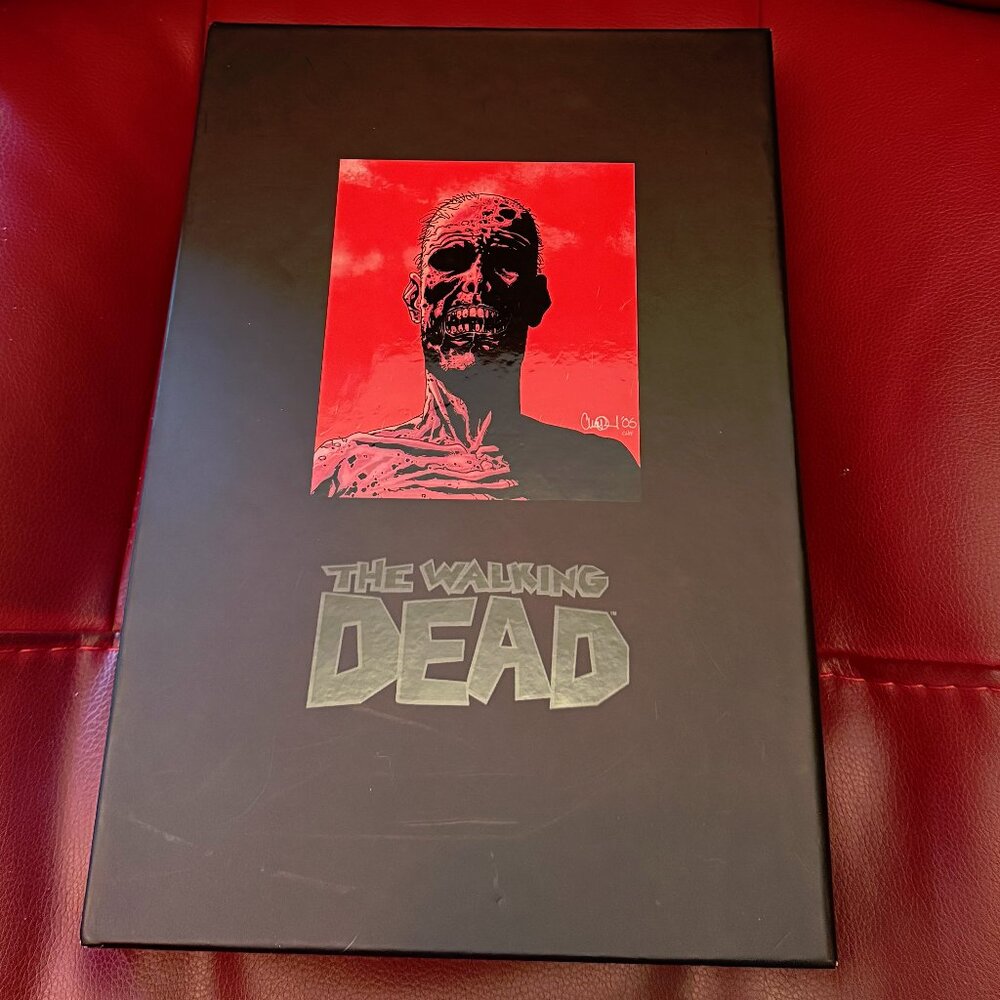 The Walking Dead Deluxe Hardcover, Vol. 1 (Regular Edition w/Slip Case)